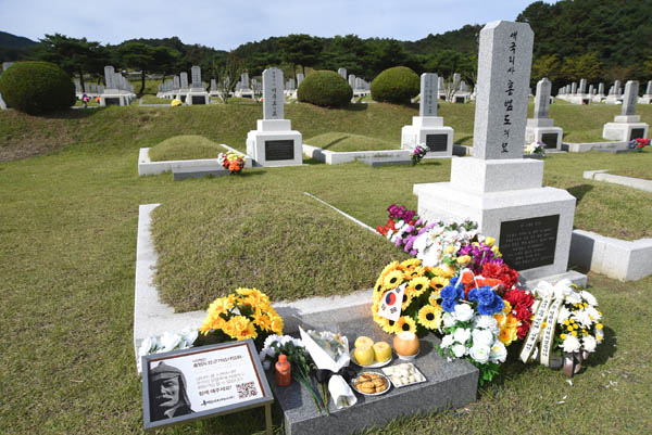 참배를 온 이들이 가져다 놓은 꽃과 과일과 떡 등이 홍범도 장군 묘 앞에 놓여져 있다. [사진 – 통일뉴스 임재근 객원기자]