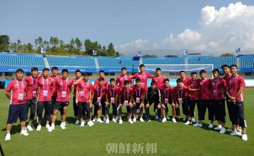 항저우 아시안게임에 출전하는 북한 남자축구 대표팀의 연습전 모습. [사진-조선신보 갈무리]