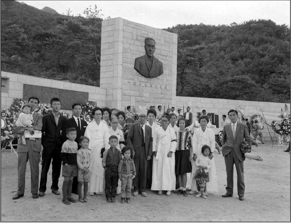 1963년 10월 4일, 강북구 수유동 이준 열사 성체를 안장하고 난 직후 유족들 사진. [사진 제공 – 이양재]