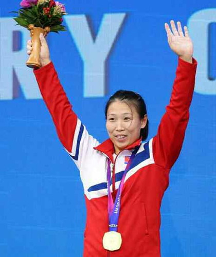 여자역도 64kg급 경기에서 금메달을 획득한 림은심 선수. [사진-노동신문 갈무리]