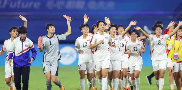 북한 여자축구 대표팀이 항저우 아시안게임 준결승전에서 우즈베키스탄을 8대0으로 누르고 결승전에 진출했다. [사진-노동신문 갈무리]