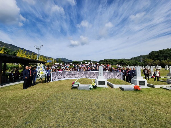 ‘세계호남향우회 고국방문단’ 350여 명 홍범도 장군 묘역 참배했다. [사진-통일뉴스 정성일 통신원]