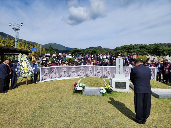‘세계호남향우회 고국방문단’이 홍범도 장군을 기리는 25초간의 묵념의 시간을 가지고 있다. [사진-통일뉴스 정성일 통신원]