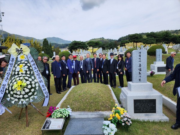 참배가 끝난 뒤에도 참가자들이 묘역에서 기념촬영을 이어갔다. [사진-통일뉴스 정성일 통신원]