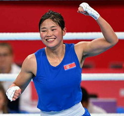 여자권투 54kg급 경기에서 금메달을 쟁취한 방철미 선수.[사진-노동신문 갈무리]