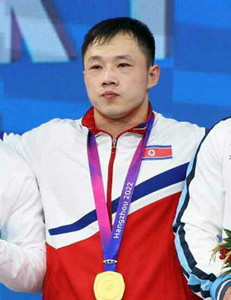 남자역도 81kg급 경기에서 금메달을 쟁취한 리청송 선수.[사진-노동신문 갈무리]