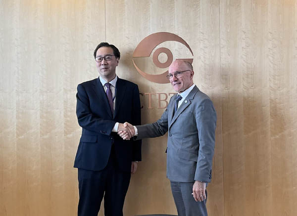 이준일 외교부 북핵외교기획단장은 오스트리아 비엔나를 방문, 6일 오전 로버트 플로이드(Robert Floyd) 포괄적핵실험금지기구(CTBTO) 사무총장을 예방했다. [사진 제공 - 외교부]