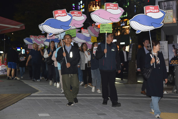 ‘일본 핵폐수 해양투기 저지! 대전시민촛불’이 끝난 후에는 인근 골목길을 행진하며 시민들에게 일본 핵폐수 해양투기 저지 행동에 함께 할 것을 호소했다. [사진-통일뉴스 임재근 객원기자]