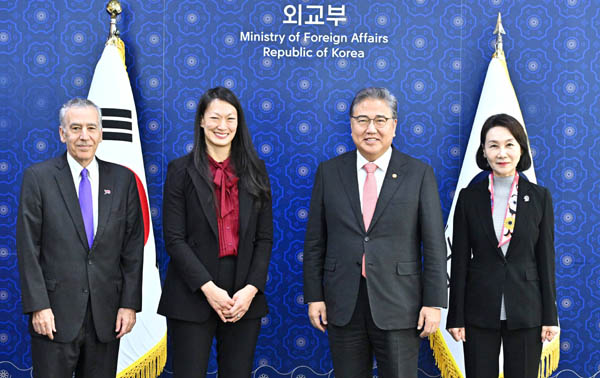 터너 특사의 예방에 이신화 북한인권국제협력대사(오른쪽)가 배석했다. [사진 제공 - 외교부]