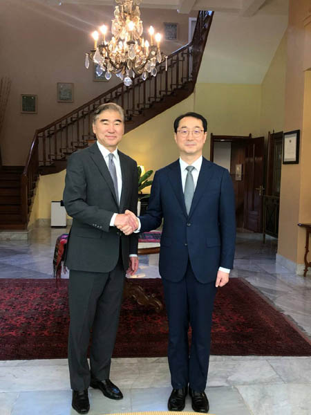 김건 외교부 한반도평화교섭본부장(왼쪽)은 16일 오전 자카르타에서 성 김(Sung Kim) 미국 국무부 대북 특별대표와 한미 북핵수석대표 협의를 가졌다. [사진 제공 - 외교부]