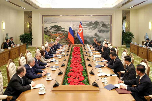 라브로프 러시아 외무장관은 지난 18일 평양에 도착해, 김정은 위원장 및 최선희 외무상과 각각 회담을 가졌다. 김정은 위원장은 라브로프 외무장관을 접견한 자리에서 북러관계의 백년대계를 구축해나갈 데 대한 입장을 피력했다. 사진은 북러 외무장관 회담. [사진-노동신문 갈무리]