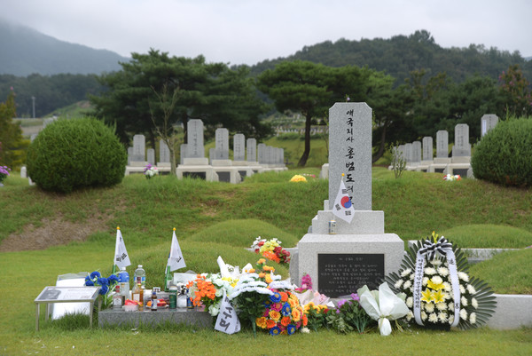 최근 참배객이 부쩍 늘어난 대전현충원 독립유공자 제3묘역의 홍범도 장군 묘 [사진-임재근 제공]