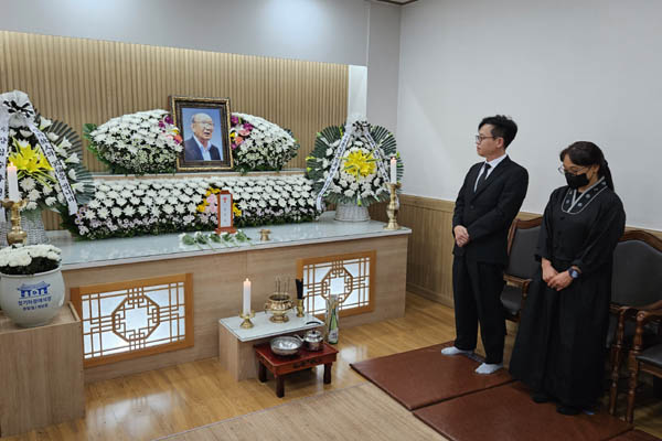 고 정관호 선생 빈소는 인천 청기와장례식장 302호에 마련됐고, 딸 정우선 씨와 사위 이시우 씨가 조문객을 맞고 있다. [사진 - 통일뉴스 김치관 기자]