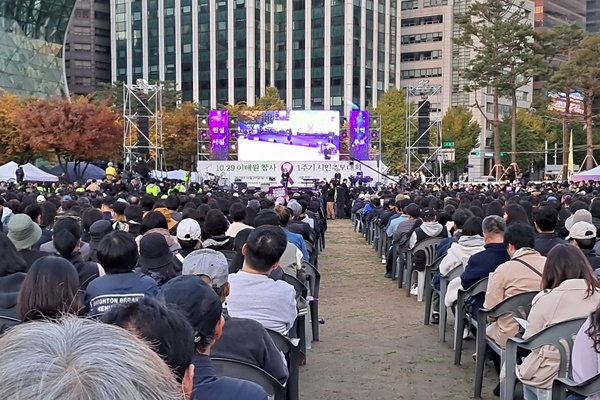 참사 1주기를 맞아 많은 시민들이 서울시청 광장에 나왔다. [사진-통일뉴스 이광길 기자]