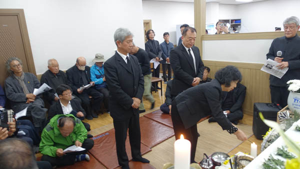 ‘남도 빨치산 고 정관호 선생 추도식’이 30일 오후 6시 인천 청기와장례식장에서 열렸다. 첫 순서로 주최단체 대표들이 분향하고 있다. [사진 - 통일뉴스 김치관 기자]