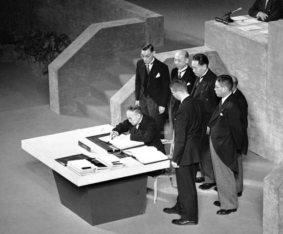 시게루 요시다 일본 총리가 1951년 9월 8일 샌프란시스코 전쟁기념 공연예술 센터에서 샌프란치스코 조약에 서명하고 있다. [사진 출처 - 위키피디아]