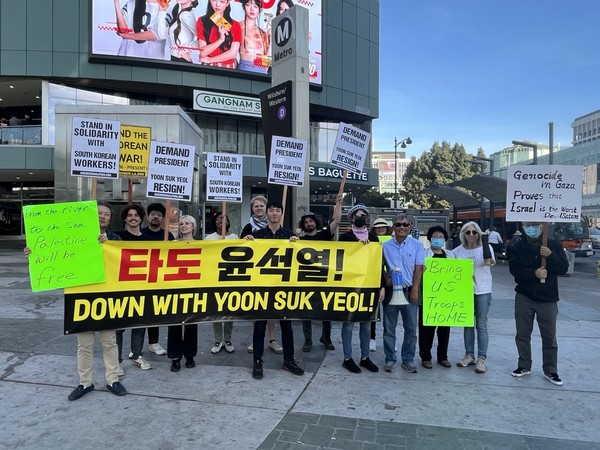 11월 11일 윤석열 퇴진 총궐기를 지지하는 엘에이 동포들의 집회가 4일 한인타운의 중심 윌셔(wilshire)와 웨스턴(western)가에서 열렸다. [사진-통일뉴스 송영애 통신원]