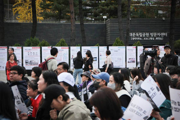 전시물을 살펴보는 주민들과 문화제에 참석한 주민들의 모습. [사진 – 통일뉴스 강혜진 통신원]