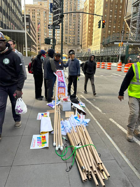 맨하탄 시위에서 나무, 쇠, 플라스틱의 길이가 50센치 이상이 되면 사용불허한다. 종이봉을 사용한다. [사진 – 통일뉴스 김수복 통신원]