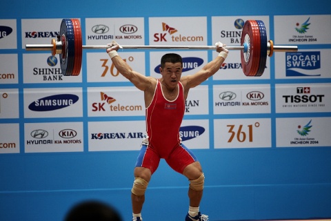 2014년 인천 아시안게임 역도에서 용상종목 세계신기록을 수립하면서 북한에 첫 금메달을 안길 때의 엄윤철 선수. [통일뉴스 자료사진]