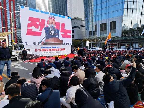 11일 오후 서울 여의도에서 열린 '한국노총 노동자대회'에서 대회사를 전하는 김동명 위원장. [사진-통일뉴스 이광길 기자]