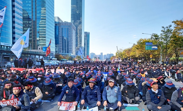때 이른 추위 속에 한국노총 조합원 6만명이 참석했다. [사진-통일뉴스 이광길 기자]
