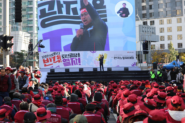 윤택근 민주노총 위원장 직무대행이 대회사를 하고 있다. [사진-통일뉴스 김래곤 통신원]