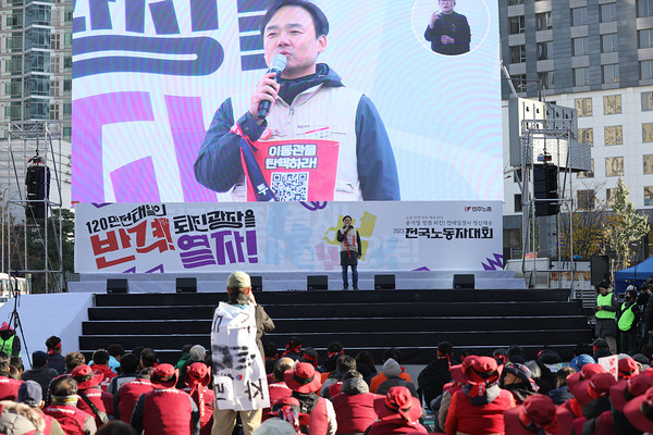 윤창현 언론노조 위원장이 투쟁사를 하고 있다. [사진-통일뉴스 김래곤 통신원]