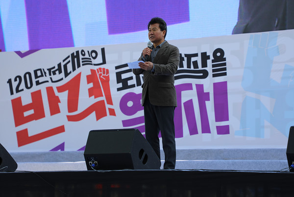 양회동 열사 형 양회선 씨가 투쟁발언을 하고 있다. [사진-통일뉴스 김래곤 통신원]