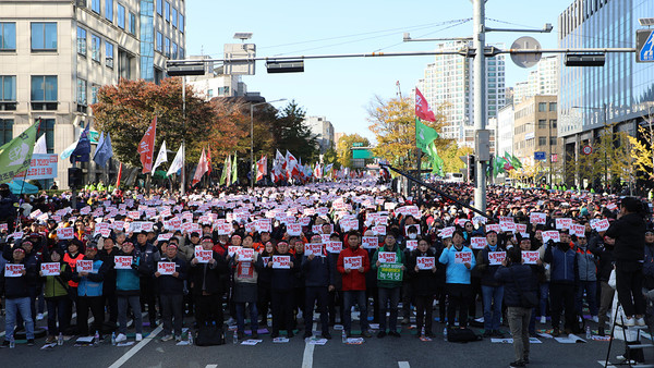 ‘노동, 민생, 민주, 평화 파괴 윤석열 정권퇴진! 전태일 열사 정신 계승 2023년 전국노동자대회’가 개최되고 있다. [사진-통일뉴스 김래곤 통신원]