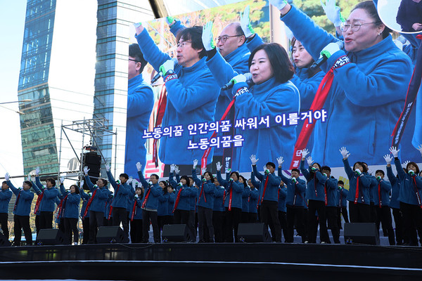 문선대가 “노동의 꿈”, “돛을 올려라”라는 문화공연을 하고 있다. [사진-통일뉴스 김래곤 통신원]