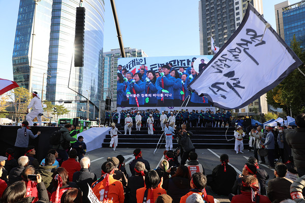 문선대와 풍물패가 문화공연을 진행하는 것과 동시에 윤석열 퇴진! 노동개악 저지!‘라는 큰 깃발이 휘몰아 치고, ‘퇴진 광장을 열자!’는 대형 펼침막이 펼쳐지는 상징의식이 진행되었다. [사진-통일뉴스 김래곤 통신원]