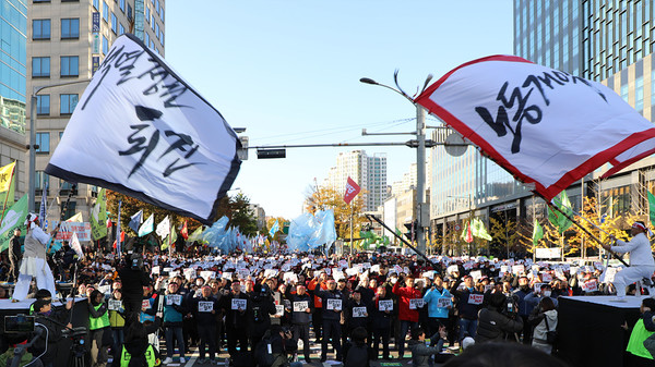 문선대가 돛을 올려라 간주부터 비닐깃발 50개가 들어 올려지면서 윤석열 퇴진! 노동개악 저지!‘라는 큰 깃발이 휘몰아 치고, ‘퇴진 광장을 열자!’는 대형 펼침막이 펼쳐지는 상징의식이 진행되었다. [사진-통일뉴스 김래곤 통신원]
