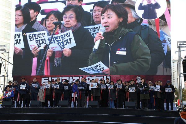 윤석열 정권 퇴진 총궐기 대회가 진행되고 있다. [사진-통일뉴스 김래곤 통신원]