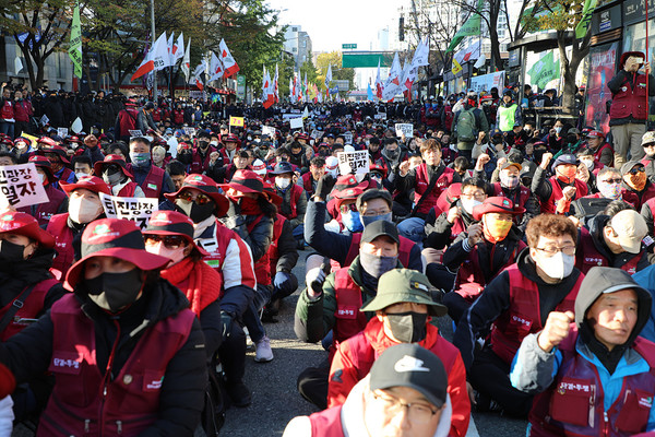 윤석열 퇴진 총궐기에 나선 참가자들이 ‘윤석열 퇴진’ 힘찬 구호를 외치고 있다. [사진-통일뉴스 김래곤 통신원]