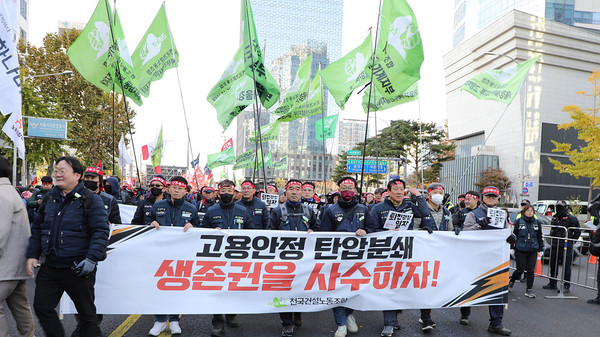 건설노조가 용산 대통령실까지 행진하고 있다. [사진-통일뉴스 김래곤 통신원]