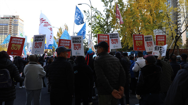대회 참가자들이 정부실정을 담은 ‘윤석열 OUT’피켓을 들고 행진하고 있다. [사진-통일뉴스 김래곤 통신원]