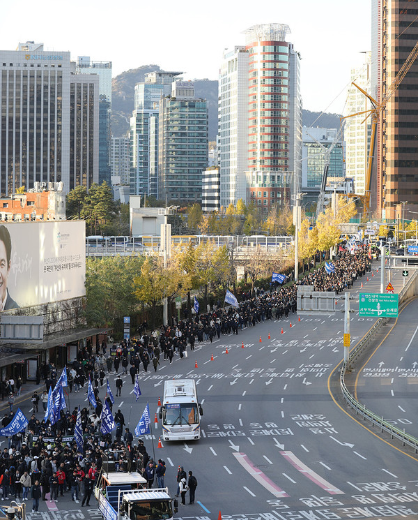 대회 참가자들이 서울역을 지나 용산 대통령실로 행진하고 있다. [사진-통일뉴스 김래곤 통신원]