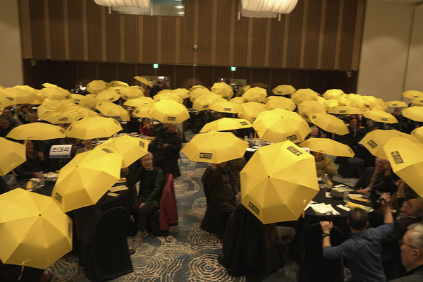 노란 우산을 펼치며 후쿠시마 핵오염수 해양투기를 규탄하는 퍼포먼스를 진행하고 있는 참가자들. [사진-통일뉴스 최범준 통신원]
