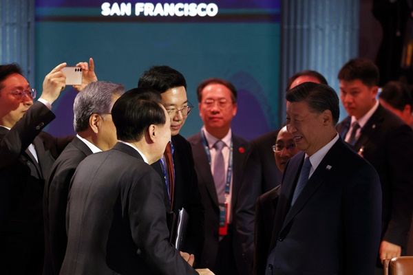 지난 16일 APEC 세션1 직전 조우한 한.중 정상. 왼쪽 휴대폰 든 이는 김태진 의전장. [사진제공-대통령실]