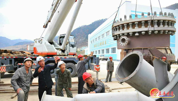 단천발전소 1단계 물길굴 공사를 진행하고 있는 건설자들. [사진-노동신문 갈무리]