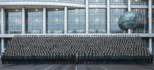 김정은 국무위원장이 23일 국가항공우주기술총국 구내에서 관계자들을 만나 기념촬영을 하고 있다. 김 위원장은 정찰위성 발사는 '정당방위권 행사'이자 '완강한 실천력으로 이룬 승리'라며 앞으로 항공우주정찰 능력을 높여나가기 위해 계속 매진하겠다고 밝혔다. [사진-노동신문 갈무리]