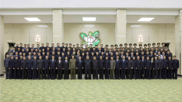 비상설 위성발사준비위원회 관계자들과의 기념촬영 [사진-노동신문 갈무리]