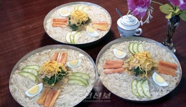 압록각에서 봉사하는 농마국수. [사진-조선신보 갈무리]