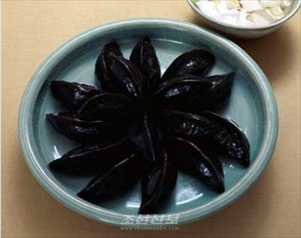 압록각에서 봉사하는 감자요리. [사진-조선신보 갈무리]