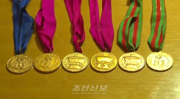 압록각의 요리사들이 수여받은 메달. [사진-조선신보 갈무리]