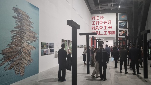 17일 난징 골든이글미술관(G뮤지엄, 金鹰美术馆)에서 개막한 '중심으로서의 가장자리 : 동북아시아의 경계의 강, 다리, 기억공간' 주제 전시회. 왼쪽 조천현 작가의 압록강 뗏목 사진. 철기둥은 압록강대교를, T자는 철조망을 상징한다. [사진제공-조천현]