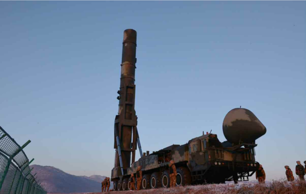 발사대기중인 화상포-18형. [사진-노동신문 갈무리]