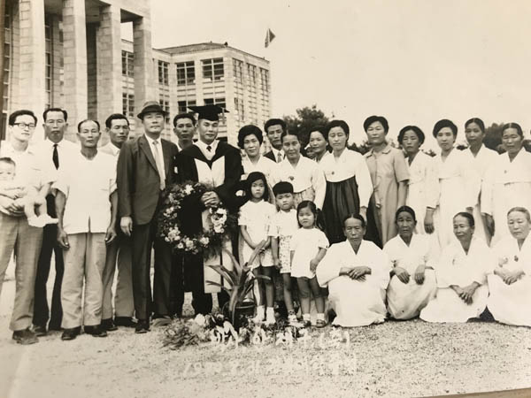 1970년 8월 아버지의 박사학위 수여식 때 모인 가족과 친척들. [사진 제공 - 안영민]