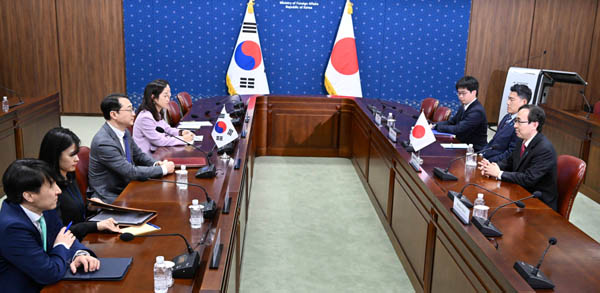 김 본부장은 또한 18일 오전 외교부 양자회의실에서 정 박 고위관리와 한미 대북정책 수석대표 협의를 가졌다. [사진 제공 - 외교부]